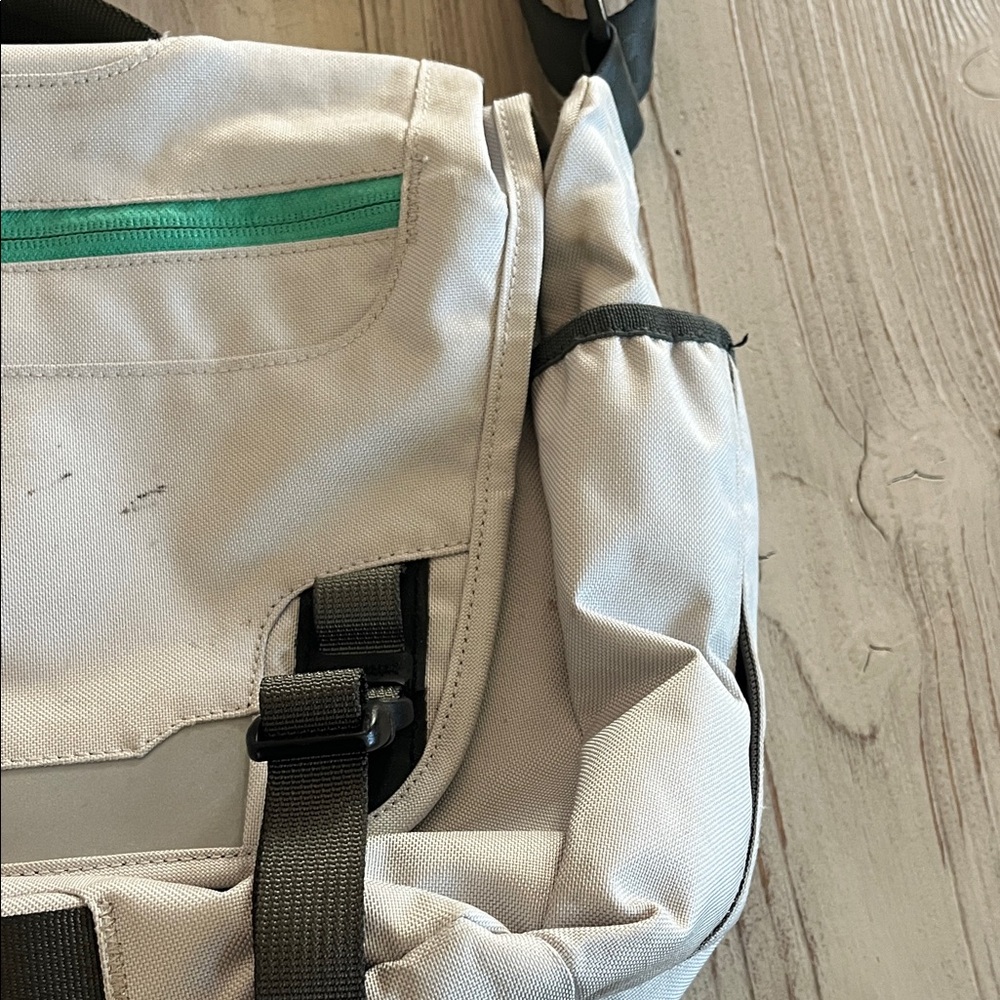 Patagonia Cream Messenger Bag with Black and Teal Accents - Picture 4 of 12